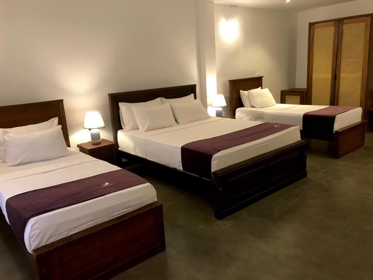 Tantalize Beach Hikkaduwa Buitenkant foto