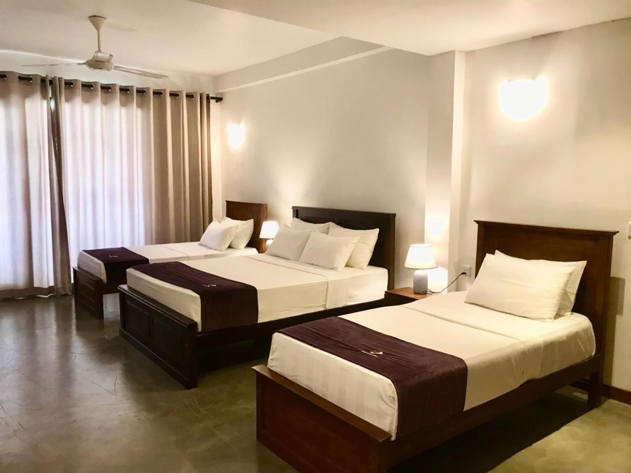 Tantalize Beach Hikkaduwa Buitenkant foto