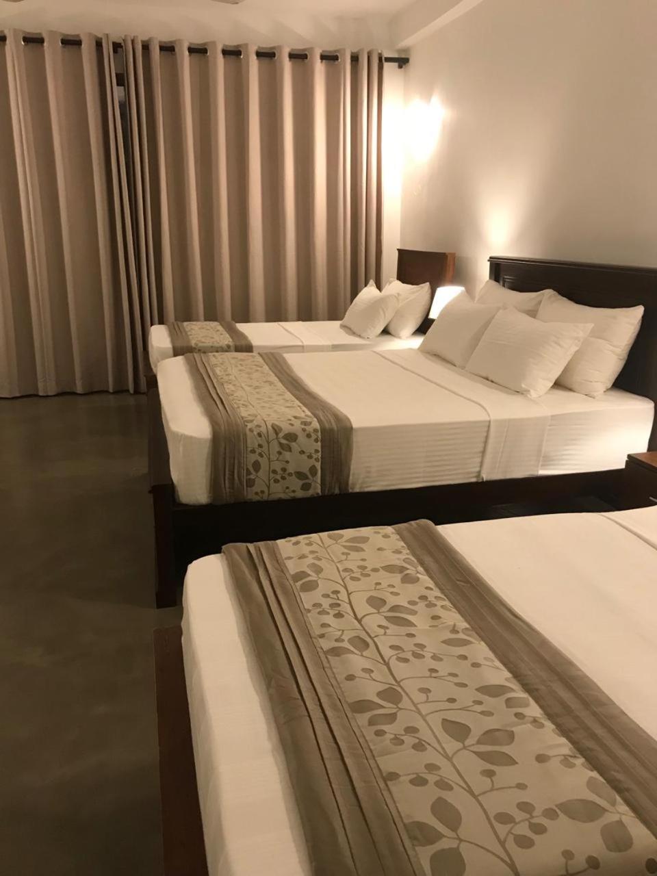 Tantalize Beach Hikkaduwa Buitenkant foto