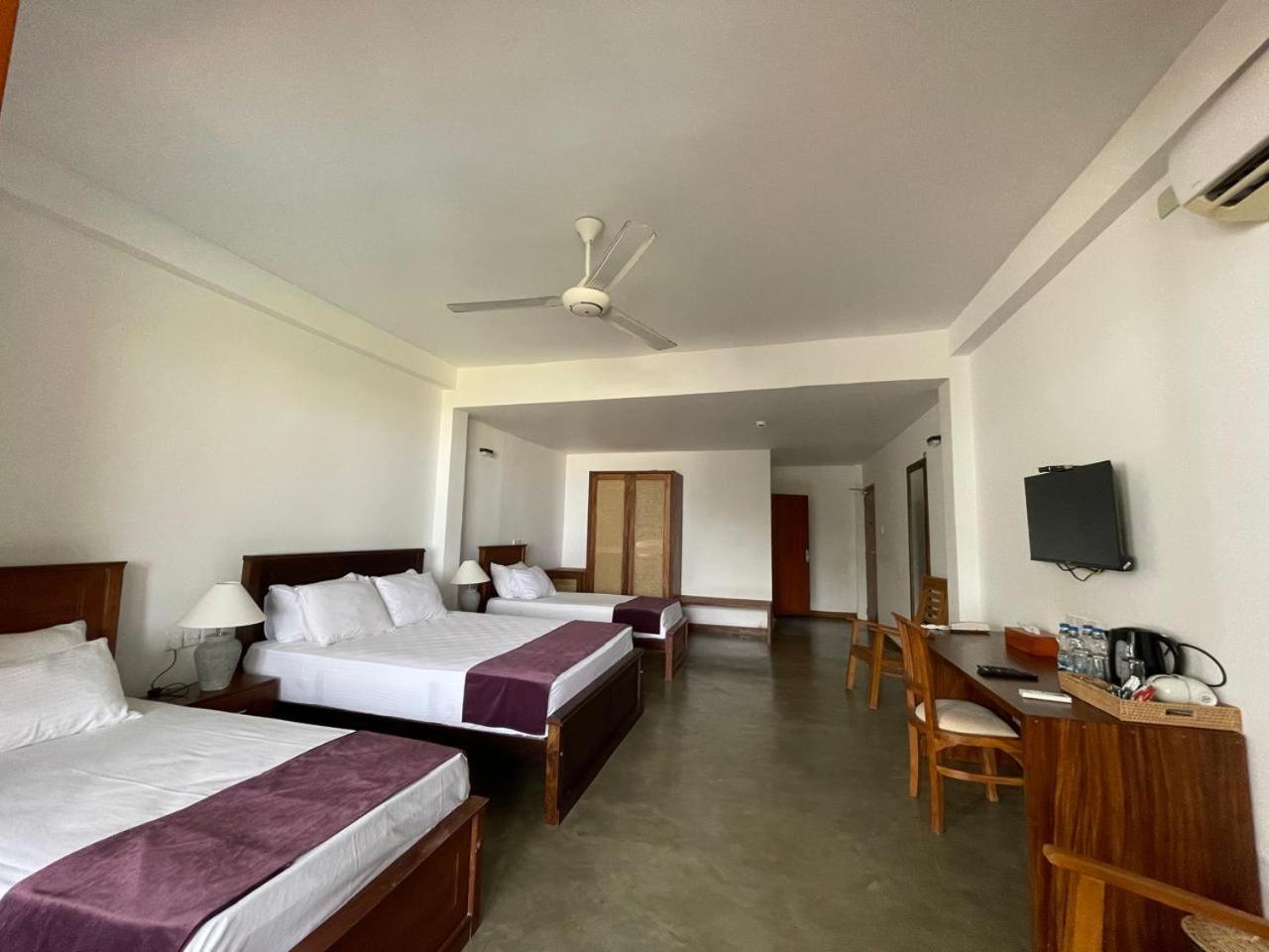 Tantalize Beach Hikkaduwa Buitenkant foto