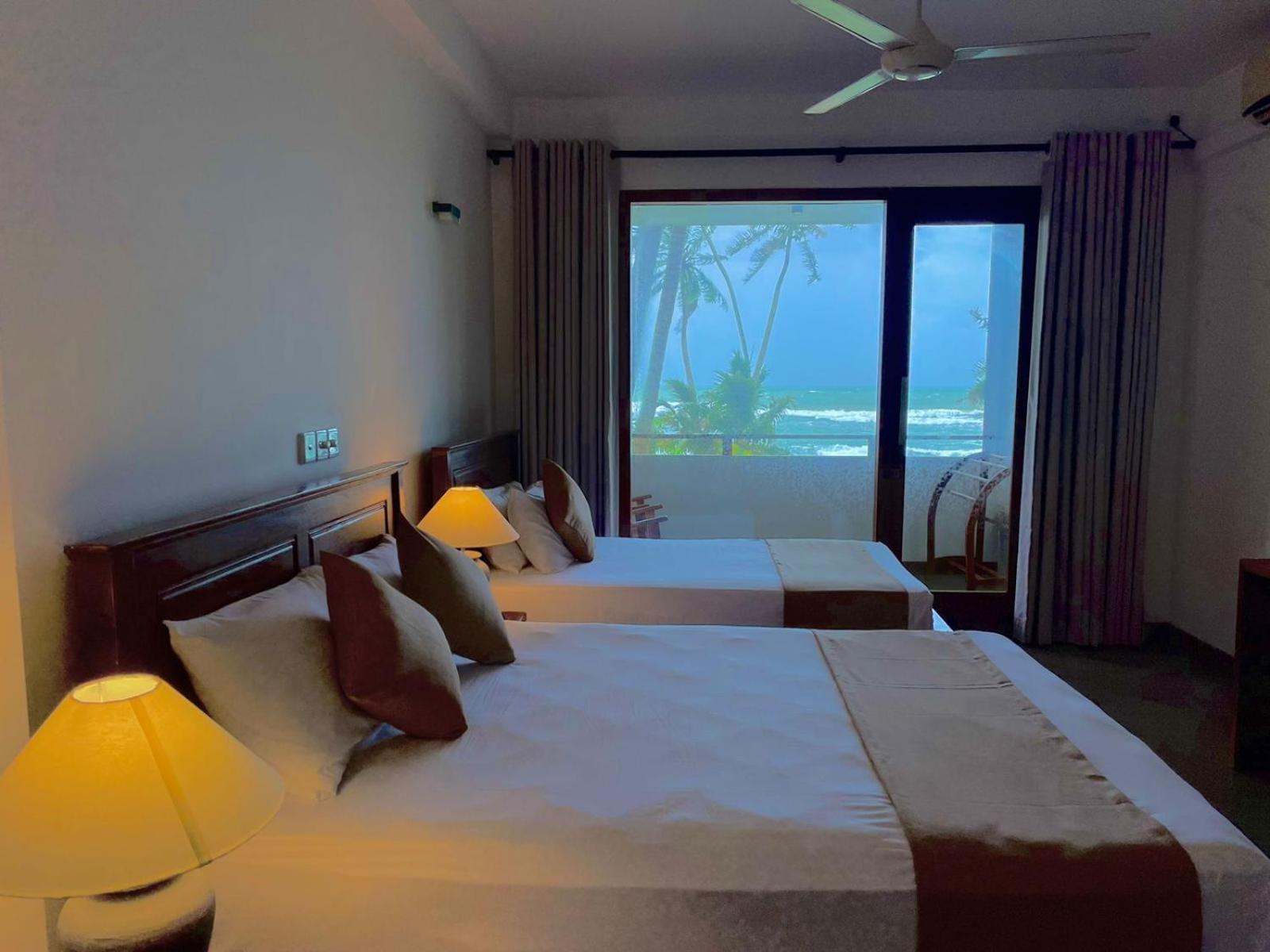 Tantalize Beach Hikkaduwa Buitenkant foto